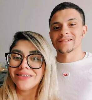 Feliz e aliviada, Kelly registrou o momento em que chegou em casa com o irmão Antônio (Foto: arquivo pessoal)