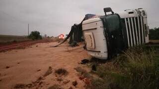 Caminhão tombou no KM-321 da rodovia entre Bataguassu e Santa Rita do Pardo (Foto: Cenário MS)