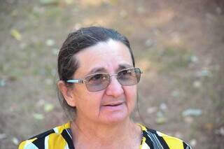 Rosenir, sentada no banco da Praça Ary Coelho, em Campo Grande (Foto: Marcos Maluf)