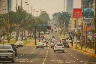 Vários veículos passando na Avenida Afonso Pena, em Campo Grande (Foto: Marcos Maluf)