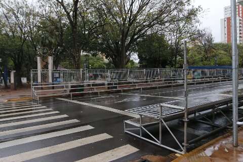 Rua Treze de Maio "acorda" com palanques prontos para desfile