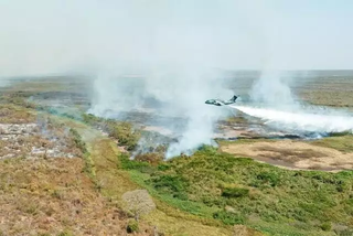 KC-390 Millennium despeja água em foco de incêndio no Pantanal (Foto: Divulgação)