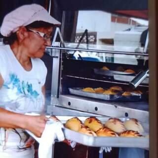 Dione faz saltenhas há 20 anos, e comercializa o salgado em feiras de Campo Grande (Foto: Arquivo Pessoal)