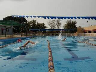 Nadadores na psicina do Clube Círculo Militar de Campo Grande (Foto: Divulgação/CMCG)