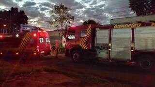 Movimentação do Corpo de Bombeiros no local onde o corpo foi encontrado carbonizado (Foto: Leandro Holsbach)