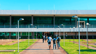 Estudantes entram em prédio do IFMS (Instituto Federal de Mato Grosso do Sul) em Corumbá (Foto: Divulgação/IFMS)