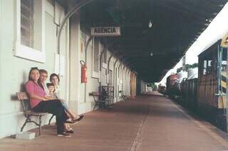 Mulheres e crianças aguardam pelo trem na Estação Ferroviária de Campo Grande, em 1999 (Foto: Eduardo Cabral)