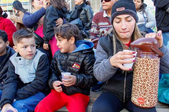 Desfile de anivers&aacute;rio tem chimarr&atilde;o e ch&aacute; para enfrentar frio na plateia