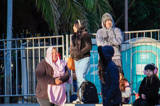 Plateia teve que enfrentrar 7ºC para poder assistir desfile na manhã desta segunda-feira (Foto: Juliano Almeida)