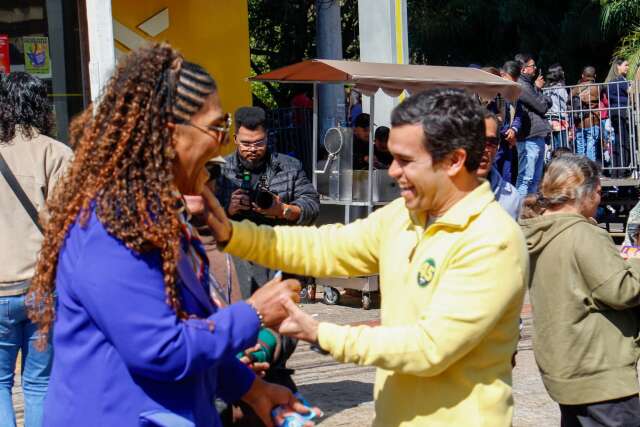 Em desfile, candidatos partem para o corpo a corpo na busca pelo voto 