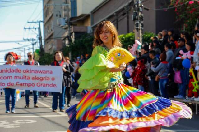 Inclus&atilde;o de ciclistas, ciganos e grupo de flashback animou desfile dos 125 anos