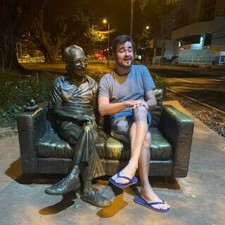 Professor Guilherme Passamani ao lado de estátua de Manoel de Barros, na Avenida Afonso Pena. (Foto: Arquivo Pessoal)