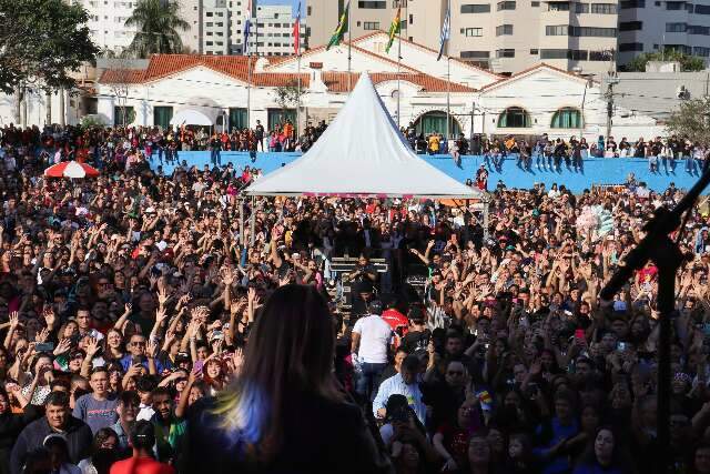 Fi&eacute;is lotam pra&ccedil;a para orar e ouvir gospel nacional na Marcha para Jesus