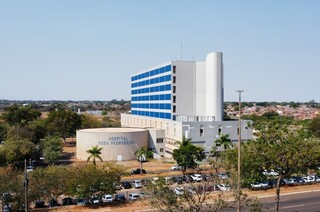 Mulher foi levada para o Hospital Rosa Pedrossian, onde já chegou em óbito. (Foto: Osmar Veiga)