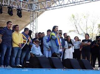 Candidatos à prefeitura subiram no palco da Marcha para Jesus nesta segunda-feira (Foto: Osmar Veiga)