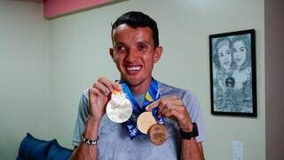 Yeltsin Jacques, de Campo Grande, exibe medalhas (Foto: Campo Grande News/Arquivo)