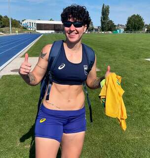 Gabriela Mendonça com o uniforme da equipe de atletismo após treino na França (Foto: Acervo Pessoal)