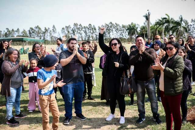 Palmas e gritos de justi&ccedil;a marcam despedida de jovem atingida por BMW