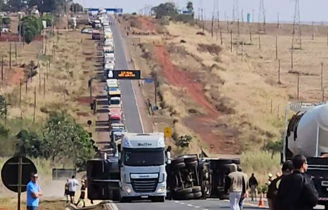 Carreta tomba e tranca outro trecho da BR-163