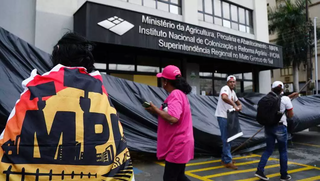 Manifestantes do Movimento Popular de Luta desarmando acampamento em frente à Superintendência do Incra em MS, após promessa de novos assentamentos (Foto: Arquivo/Alex Machado)