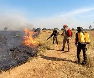 Bombeiros trabalhando em Coxim, antes de frente fria chegar ao Estado (Foto: Divulgação/Corpo de Bombeiros)