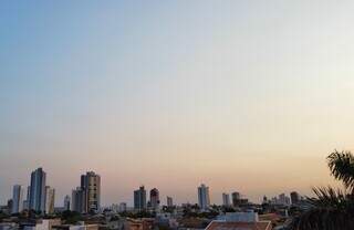 Céu em Campo Grande nesta terça-feira registrado do bairro Vivenda dos Bosque (Foto: Osmar Veiga)