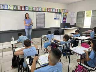 Professora do ensino fundamental ministrando aula para turma de alunos da Rede Municipal (Foto: Roberto Ajala) 