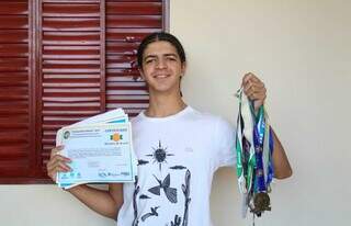 Cetificados e medalhas que Guilherme conquistou no ensino fundamental e médio (Foto: Enryck Sena)