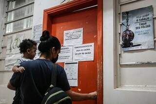 Mãe levando criança para vacinar na Capital (Foto: Marcos Maluf)