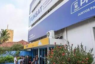 Candidatos a emprego formam fila em frente à sede da Funsat, em Campo Grande. (Foto: Arquivo/Henrique Kawaminami)