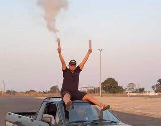 Tiago Vargas estourando fogos em cima do veículo pampa, que será sorteado no dia 31 de agosto (Foto: Reprodução/Instagram)