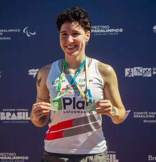 Gabriela com medalhas após ganhar Meeting Paralímpico (Foto: Divulgação)