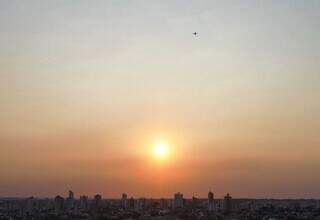 Pôr do Sol em Campo Grande nesta terça-feira registrado do bairro Vivenda dos Bosque (Foto: Osmar Veiga)