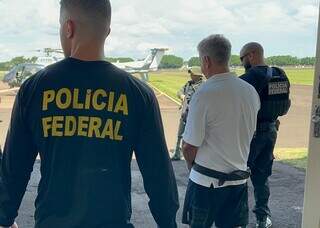 Momento em que Tonho era levado para helicóptero no dia em que foi preso, em fevereiro (Foto: Arquivo)