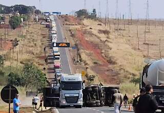 BR-163 congestionada devido ao tombamento da carreta (Foto: Direto das Ruas)