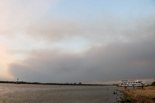 Rio Paraguai, em Corumbá, está sofrendo reflexos da escassez hídrica com aumento da margem de areia. (Foto: Henrique Kawaminami)