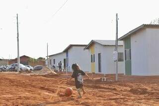 Criança brinca com bola no loteamento Iguatemi I (Foto: Paulo Francis)