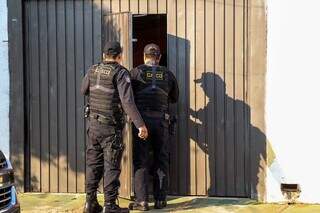 Membros do Gaeco na casa de Francisco Cezário, localizada no Bairro Taveirópolis (Foto: Henrique Kawaminami)