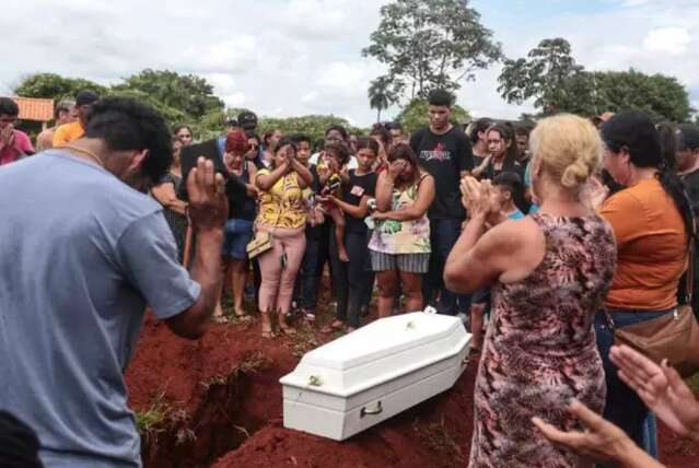 Vizinho de &quot;Estrelinha&quot; lamenta n&atilde;o ter ajudado menina antes de estupro e morte