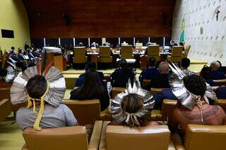 Com cocar na cabeça, indígenas chegaram a acompanhar início da reunião (Foto: STF)