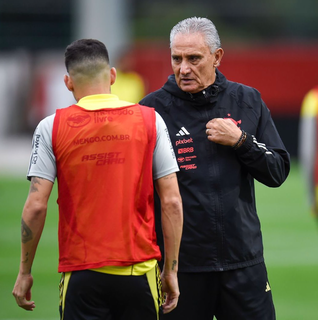 Técnico Tite, à direita, conversa com jogador do Flamengo (Foto: Marcelo Cortes/CRF)