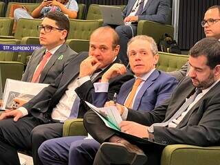 No centro da imagem o presidente da Famasul, Marcelo Bertoni, ao lado do advogado da entidade, Gustavo Passarelli (Foto: Famasul)