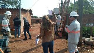 Equipes em um dos locais onde foi constatado furto de energia elétrica, em Dourados (Foto: Divulgação)