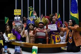 Em 2023, lideranças indígenas protestaram contra o Marco Temporal aprovado no plenário da Câmara Federal (Foto: Pablo Valadares/Câmara dos Deputados)