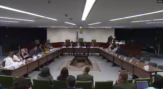 Reunião continuou mesmo com parte da mesa vazia, onde estavam lideranças indígenas (Foto: Reprodução/Zoom)