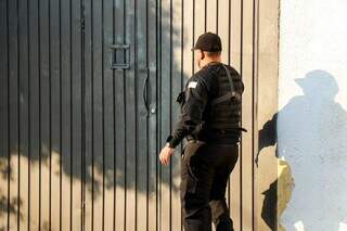 Agente do Gaeco em frente à casa de Cezário nesta manhã. (Foto: Henrique Kawaminami)