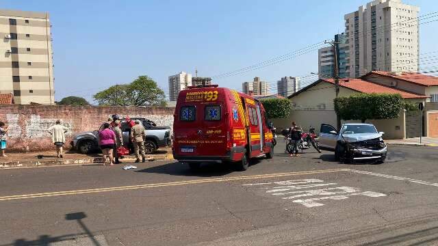 Motorista avan&ccedil;a preferencial, carro roda e vai parar em muro 