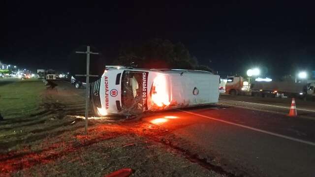 Motorista perde controle da dire&ccedil;&atilde;o e ambul&acirc;ncia tomba na BR