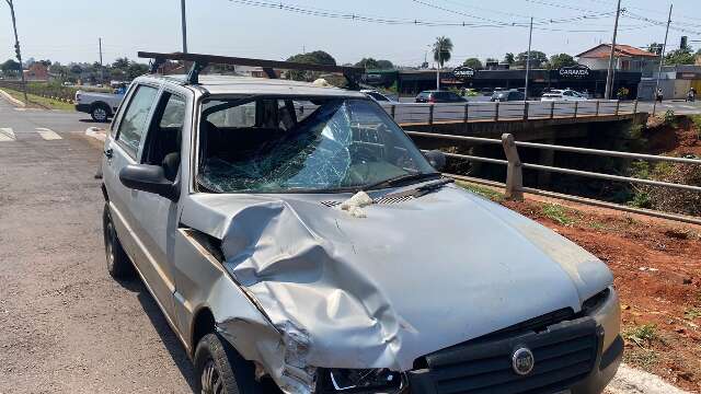 Motociclista &eacute; atingido, quebra para-brisas e vai parar dentro de carro