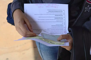 Candidato aguarda por atendimento com documentos pessoais e currículo em mãos. (Foto: Paulo Francis, Arquivo/Campo Grande News)